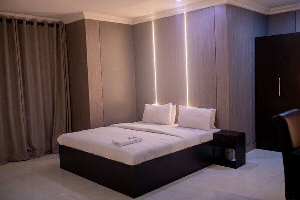 Deluxe Room | Desk, laptop workspace