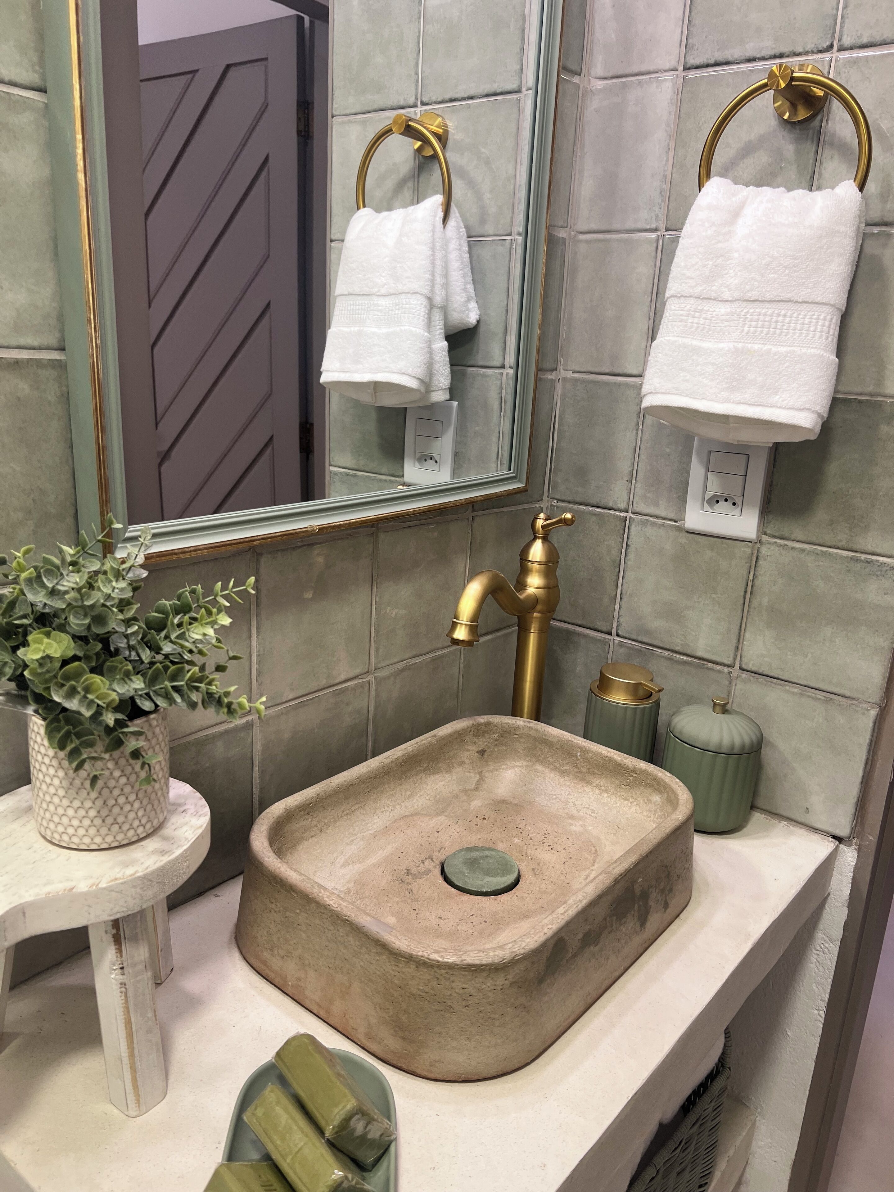 豪華客房 | 浴室 | 淋浴設備、提供毛巾、廁紙