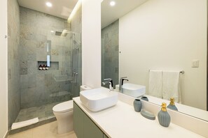 Dusche, Haartrockner, Handtücher, Seife