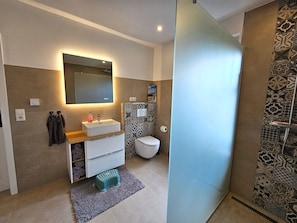 Douche, sĂšche-cheveux, serviettes fournies, savon