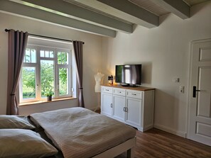 2 sovrum, skrivbord, strykjärn/strykbräda och resesäng