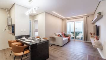 Apartament Comfort, diversos llits, s'admeten animals de companyia, planta baixa | Cuina privada