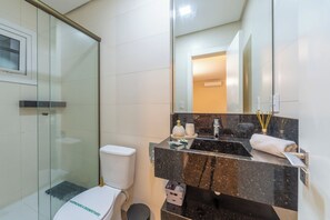 Căn hộ tiện nghi đơn giản, nhiều giường, được phép mang theo vật nuôi, tầng trệt | Phòng tắm | Áo choàng tắm 