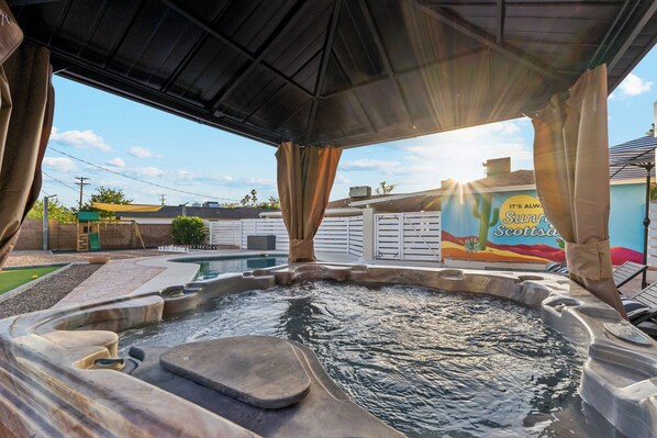 Outdoor spa tub