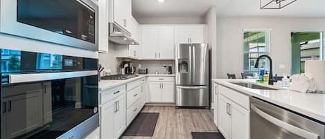 Frigorífico, microondas, horno y placa de cocina