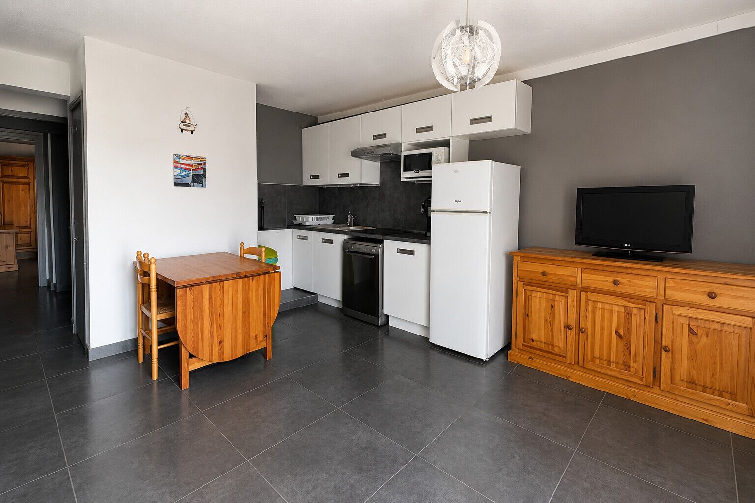 Coffee/tea maker, fridge, microwave, stovetop