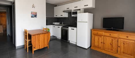 Coffee/tea maker, fridge, microwave, stovetop