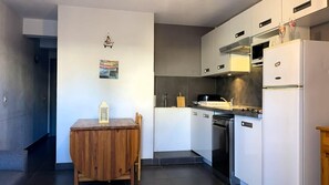 Kühlschrank, Mikrowelle, Herdplatte, Geschirrspüler