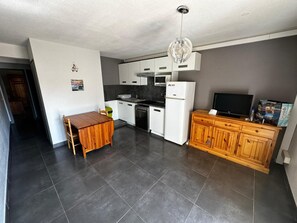 Kühlschrank, Mikrowelle, Herdplatte, Geschirrspüler