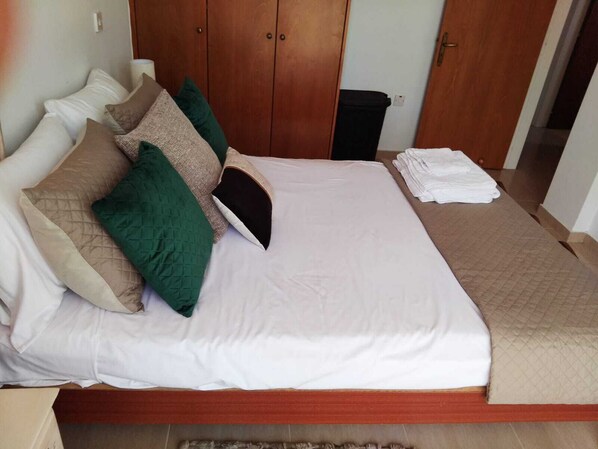 2 bedrooms, iron/ironing board, WiFi, bed sheets