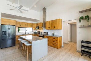 Breakfast area - Sprawling Modern Property with a Tranquil Outdoor Living Space, swimming pool, and a private Casita (Tempate)