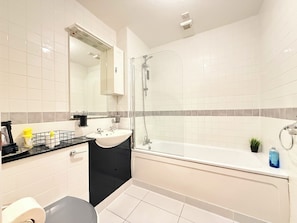 SĂšche-cheveux, serviettes fournies, savon, papier toilette
