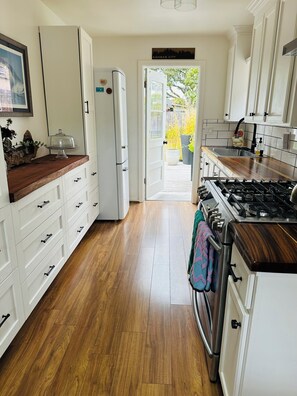 Refrigerador, horno, parrilla de estufa y cafetera y tetera 