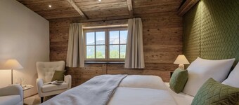 Cozy double room with historical charm and panoramic view - the spatzenNEST