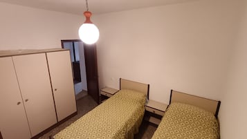 Iron/ironing board, bed sheets