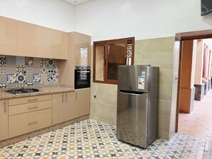 Een magnetron, een oven, een kookplaat, een vaatwasser