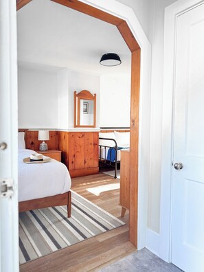 Deluxe Room | Individually decorated, individually furnished, free WiFi, bed sheets - Cape Cod Motor Inn (South Yarmouth)
