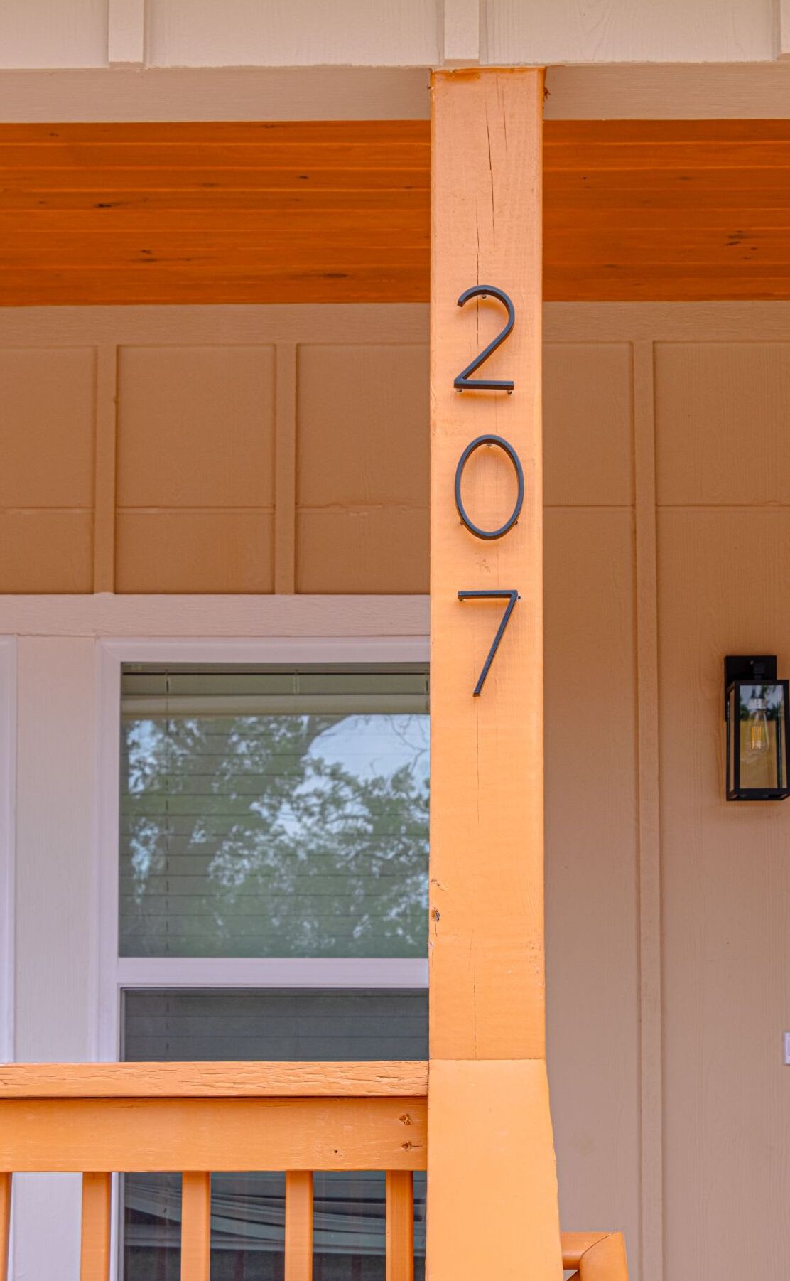 Un poste de madera con el número 207.