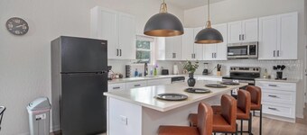 Generous 4br/3ba Charmer Near Glorius Downtown!