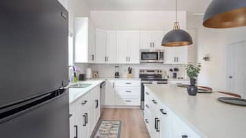 House (4 Bedrooms) | Private kitchen | Microwave, oven, stovetop, dishwasher