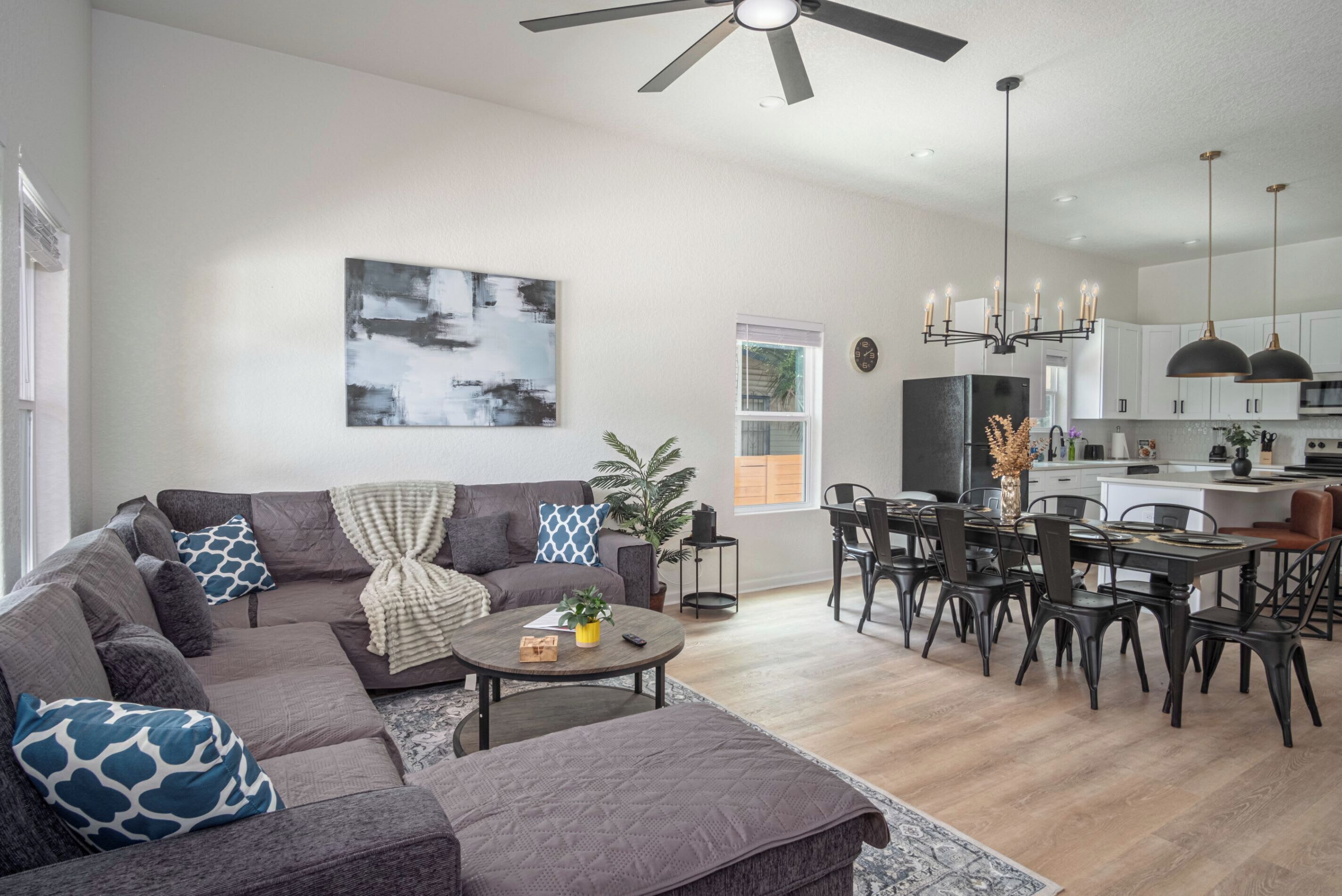 บ้านพัก (4 Bedrooms) | บริเวณนั่งเล่น | ทีวี 50 นิ้ว พร้อมช่องดิจิตอล