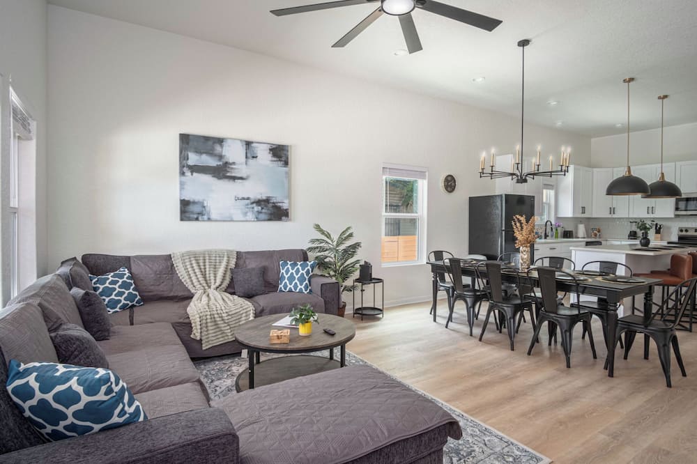 Generous 4br/3ba Charmer Near Glorius Downtown!
