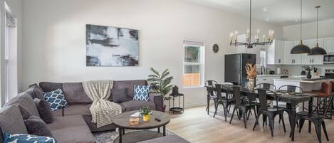 Casa (4 Bedrooms) | Área de sala de estar | Televisión de 50 pulgadas con canales digitales