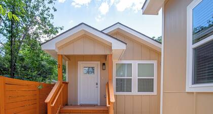 Historic Comfort 2BR/1BA Guesthouse Near Riverwalk