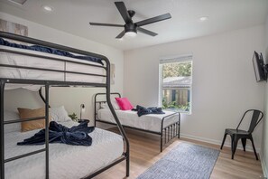 Casa (2 Bedrooms) | 2 dormitoris i espai de treball apte per a portàtils