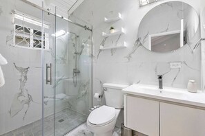 Haartrockner, Handtücher, Seife, Toilettenpapier