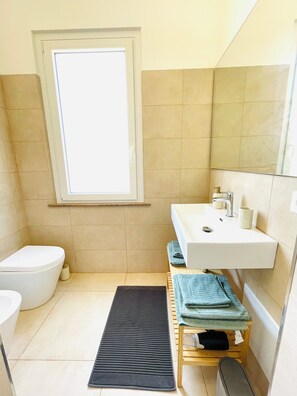 Hair dryer, bidet, towels, soap - Apartment in Villa, seafront, relax, garden and parking (Marausa Lido)