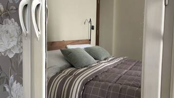 Iron/ironing board, WiFi, bed sheets