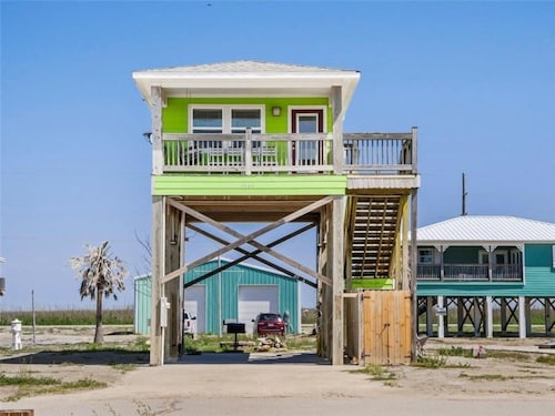 Charming Studio house with WiFi & AC in brilliant Holly Beach, La