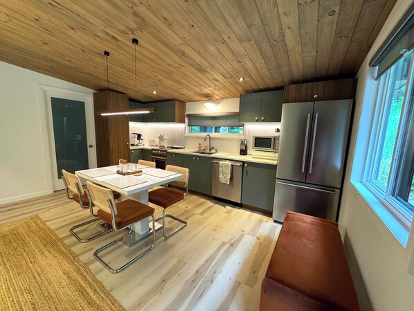 Fridge, microwave, oven, stovetop - Scandinavian Serenity with A Sauna Close To Okemo (Springfield)