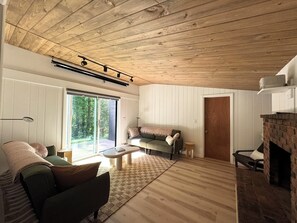 Smart TV, fireplace, books - Scandinavian Serenity with A Sauna Close To Okemo (Springfield)