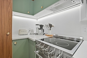 A modern kitchen with a built-in stove, a coffee maker, and a toaster. - Luxury Scandinavian nature escape, private saun (Springfield)