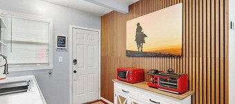 Vibrant Cowgirl Hideaway - Rodeo Themed, Fire Pit & 1/2 mile walk to Whiskey Row