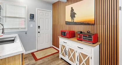 Vibrant Cowgirl Hideaway - Rodeo Themed, Fire Pit & 1/2 mile walk to Whiskey Row