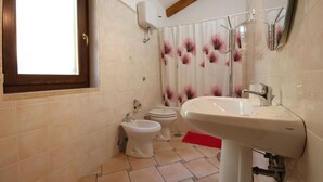 A bathroom with a toilet, bidet, and sink. - Gorgeous home in Perdifumo with WiFi (Perdifumo)