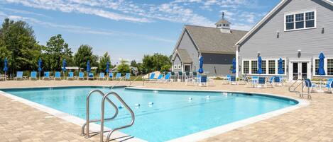 Utendørsbasseng og et oppvarmet basseng