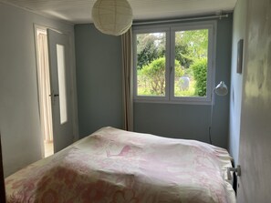 3 chambres, fer et planche à repasser, lit de bébé portatif