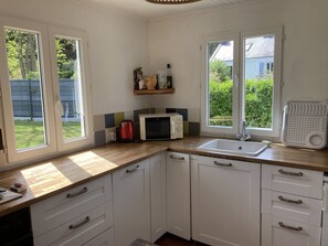 Private kitchen - Family home with garden and beach access.  Ria d'Etel. Calm and wild. (Étel)