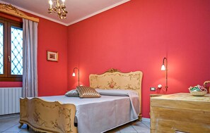 A bedroom with a bed, bedside lamps, a dresser, and a window with curtains. - Awesome apartment in Menfi with WiFi (Menfi)
