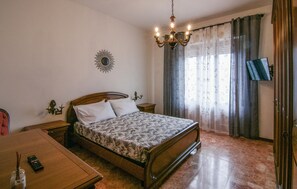 2 bedrooms, iron/ironing board, free WiFi