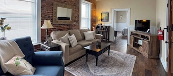 Nauvoo: Historic Downtown Retreat walk to Temple