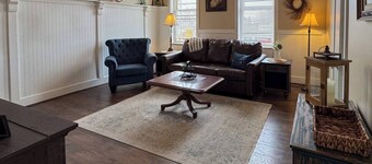 Charming Loft with Art Gallery, Steps from Temple