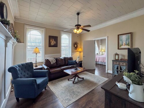 Vintage Loft in Historic Street