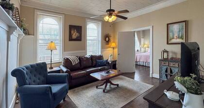 Vintage Loft in Historic Street