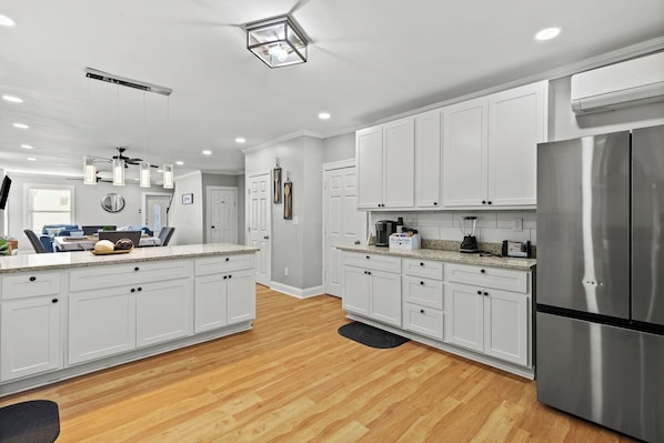 ثلاجة، ميكروويف، فرن، موقد طهي مسطح