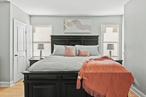 3 عدّة غرف نوم ومكواة/لوح كي وواي فاي وملاءات أسرّة